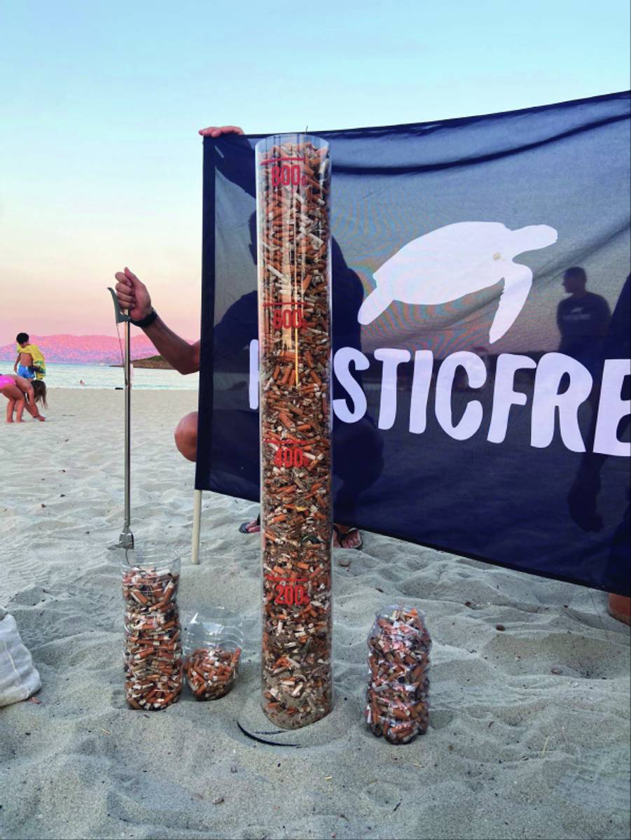 Pile di sigarette raccolte in una spiaggia